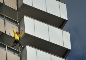 Self-styled "French Spiderman" climbed up one of Bucharest's tallest buildings as part of a publicity campaign Friday (AFP, Daniel Mihailescu)